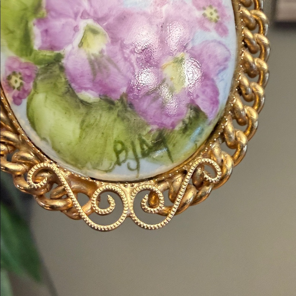 Vintage 1970s Hand Painted Ceramic Cabochon Rolled Gold African Violets Pendant - Picture 4 of 8